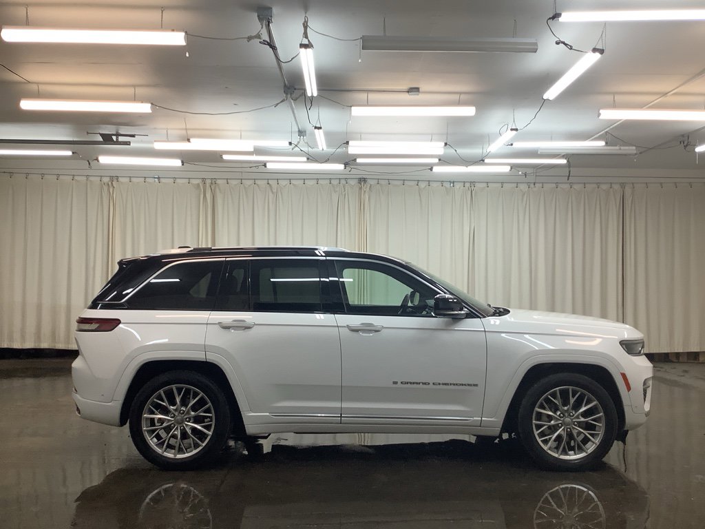 Used 2023 Jeep Grand Cherokee Summit w/ Luxury Tech Group V image 5