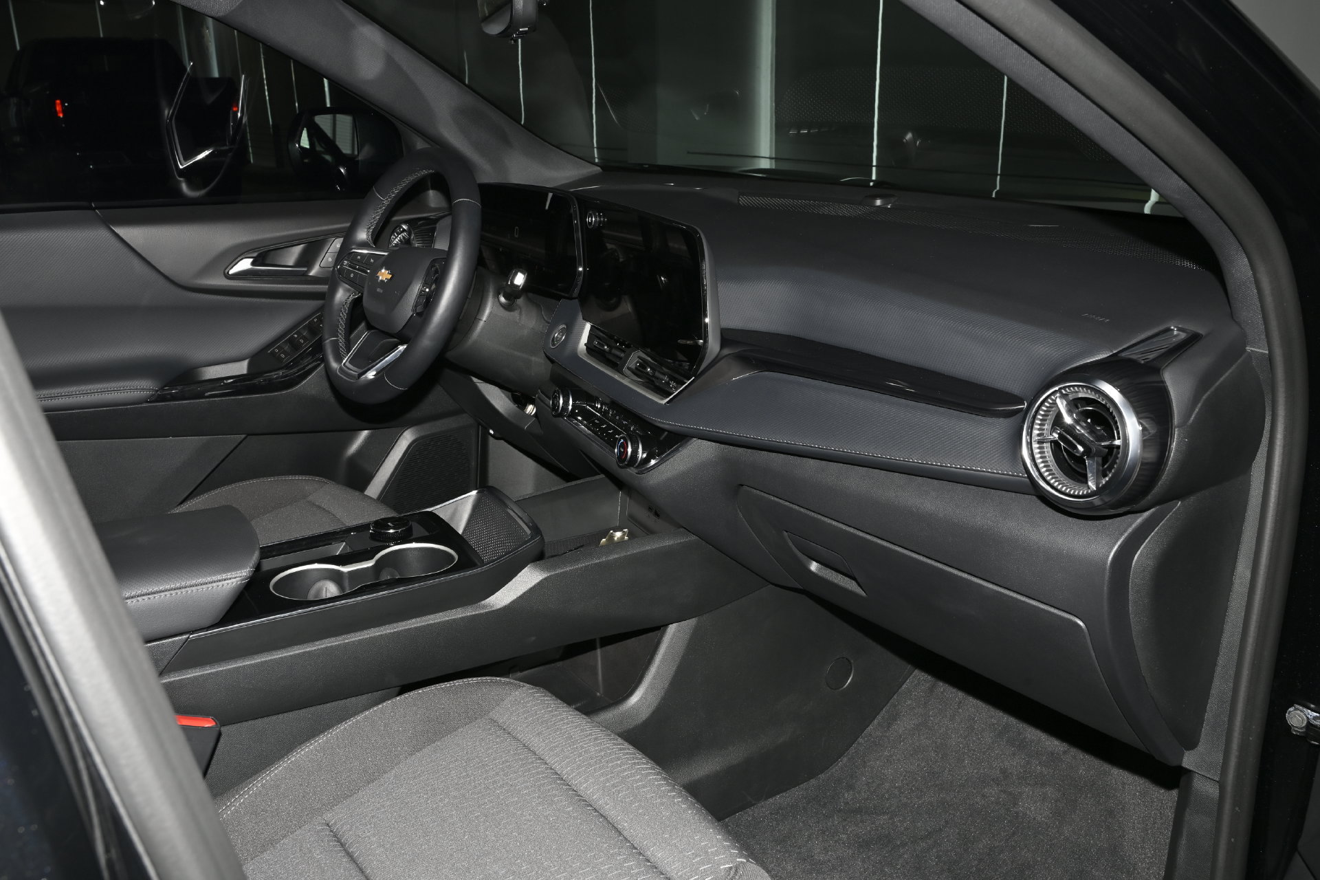 Used 2026 Chevrolet Equinox LT w/ Safety and Technology Package FWD image 13