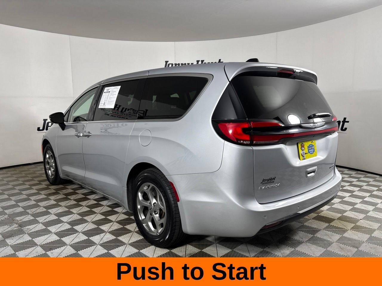 Used 2024 Chrysler Pacifica Limited FWD image 9