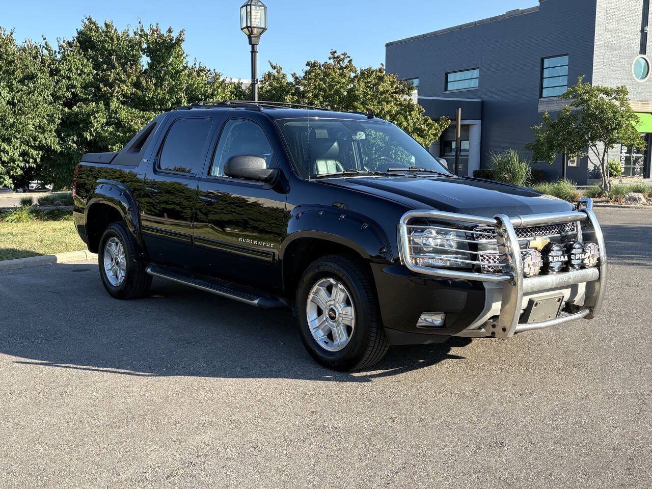 Used 2011 Chevrolet Avalanche LT w/ Suspension Package, Off-Road AWD/4WD image 8