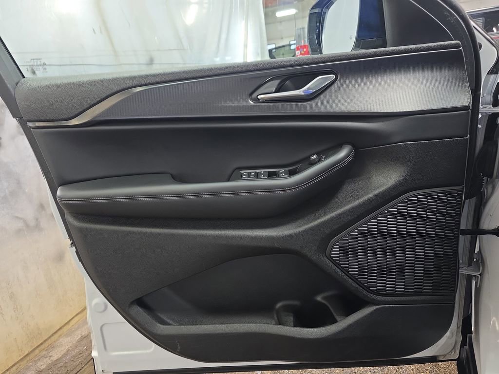 Used 2025 Jeep Grand Cherokee Altitude image 24