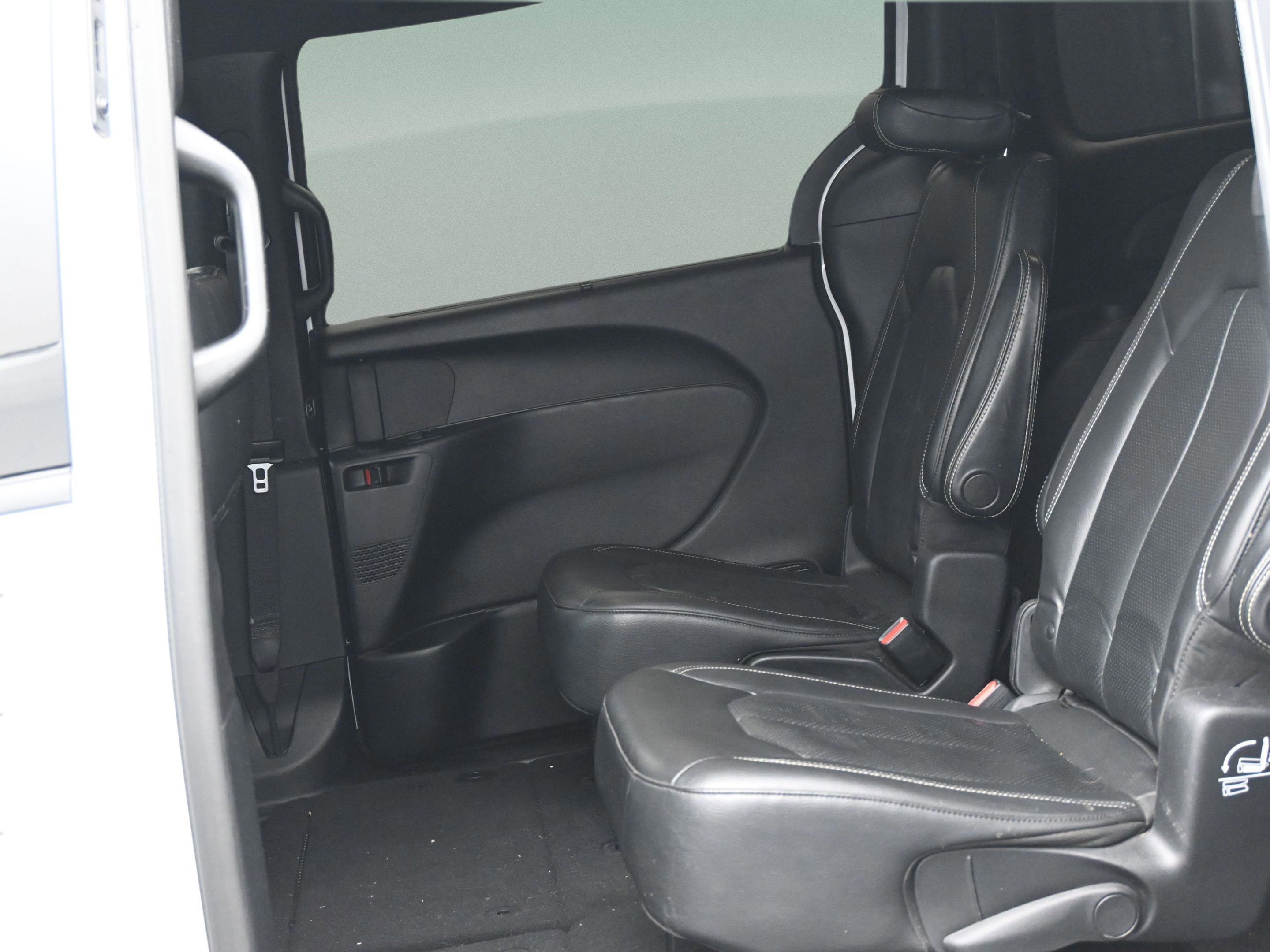 Used 2020 Chrysler Pacifica Touring-L w/ S Appearance Package image 12