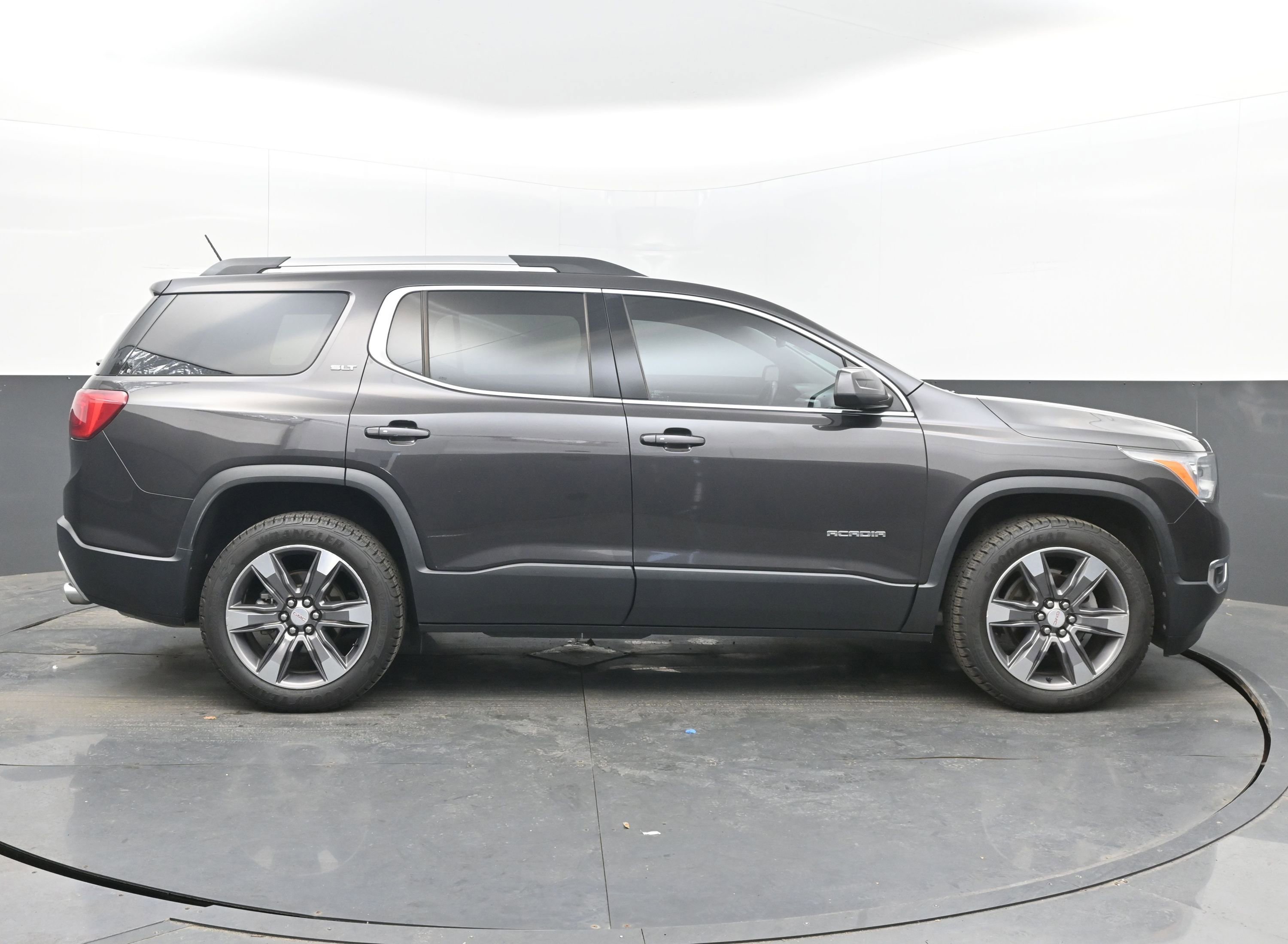 Used 2019 GMC Acadia SLT w/ LPO, Floor Liner Package image 10