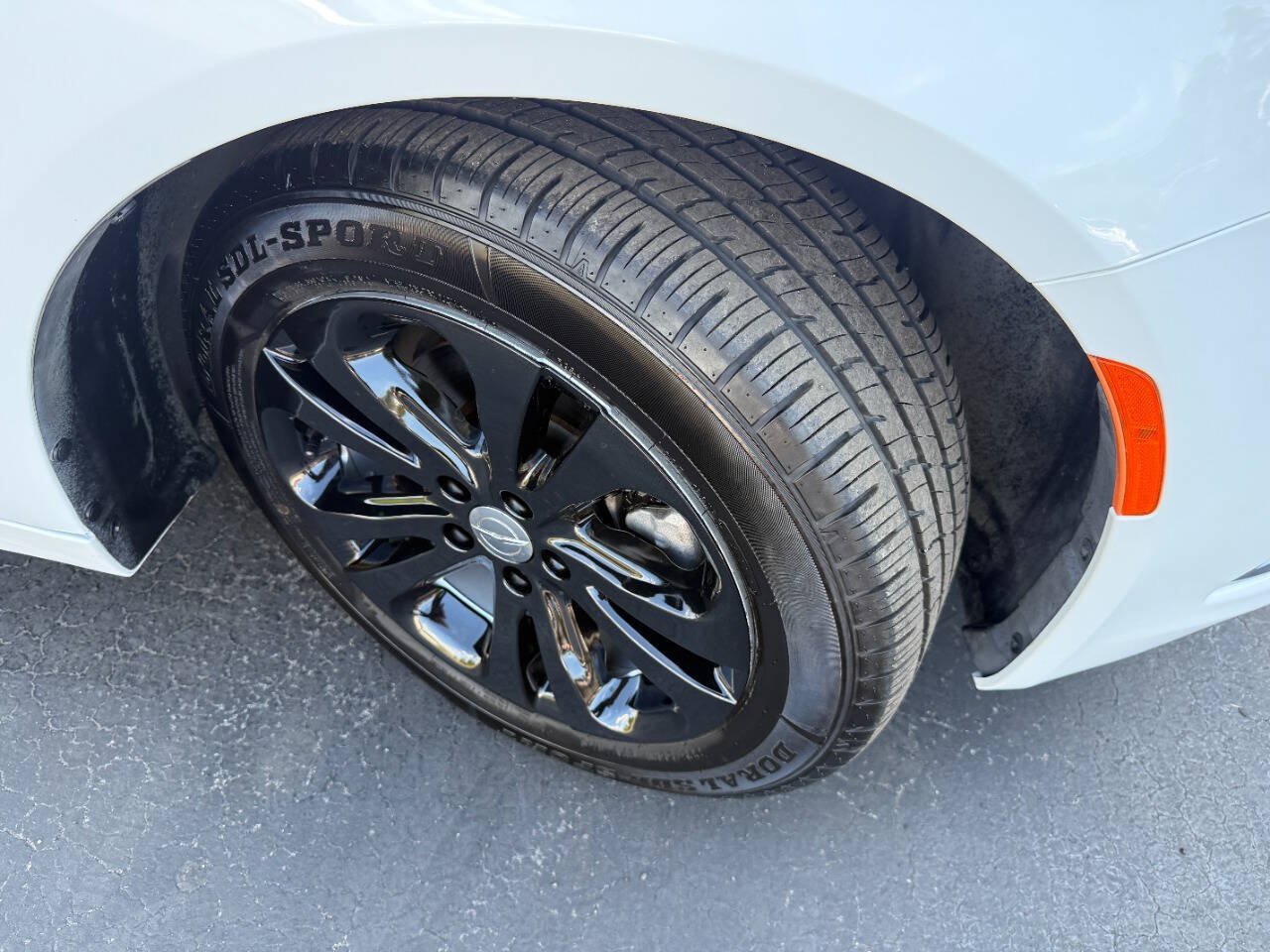 Used 2015 Chrysler 200 Limited FWD image 24