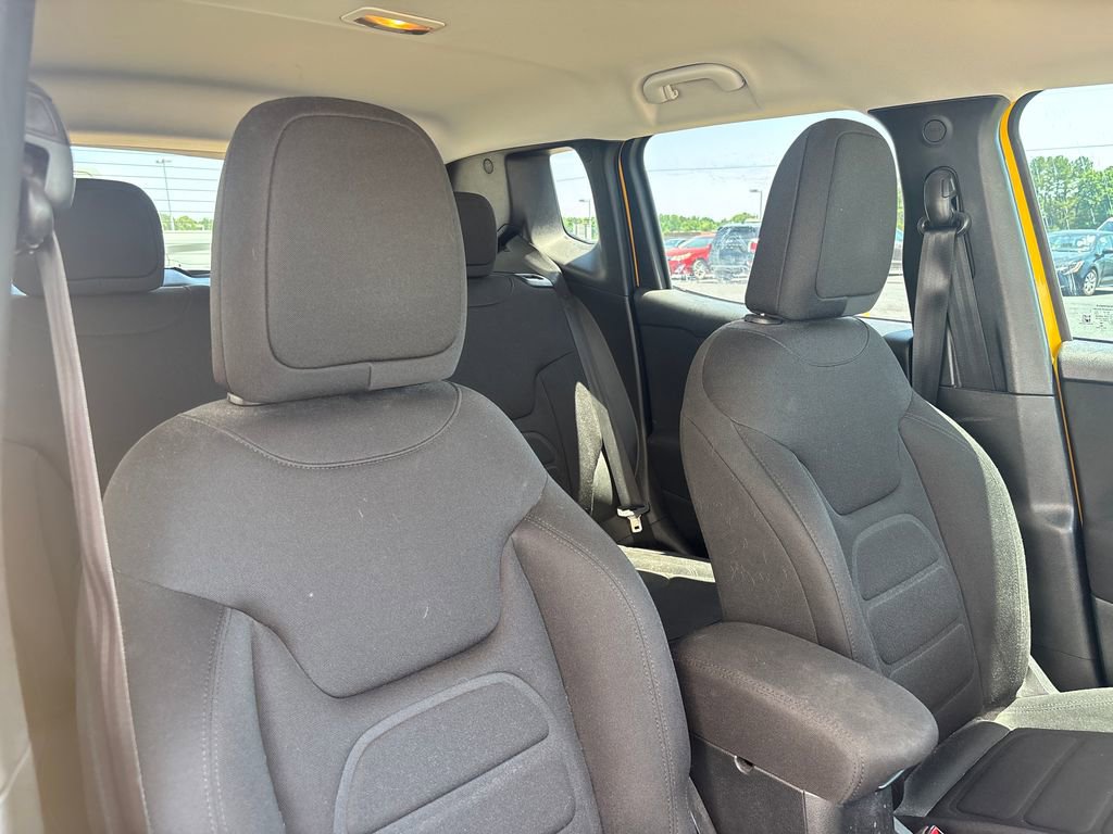 Used 2018 Jeep Renegade Latitude w/ Popular Equipment Group FWD image 18