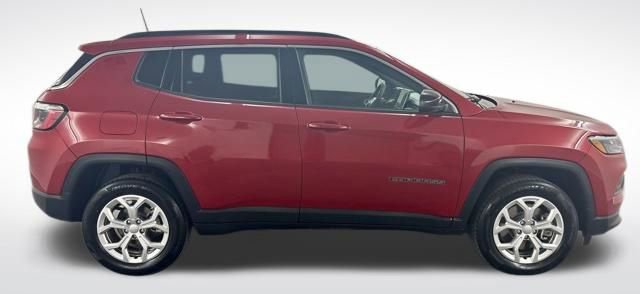 Used 2024 Jeep Compass Latitude image 9