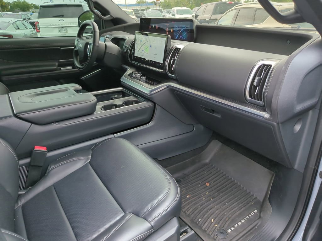 Used 2025 Ford Expedition Platinum w/ Stealth Performance Package AWD/4WD image 17