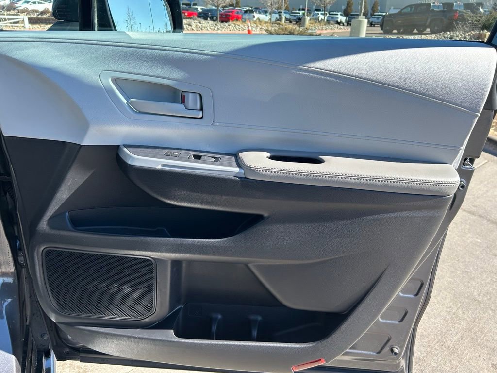 Used 2025 Toyota Sienna LE image 28