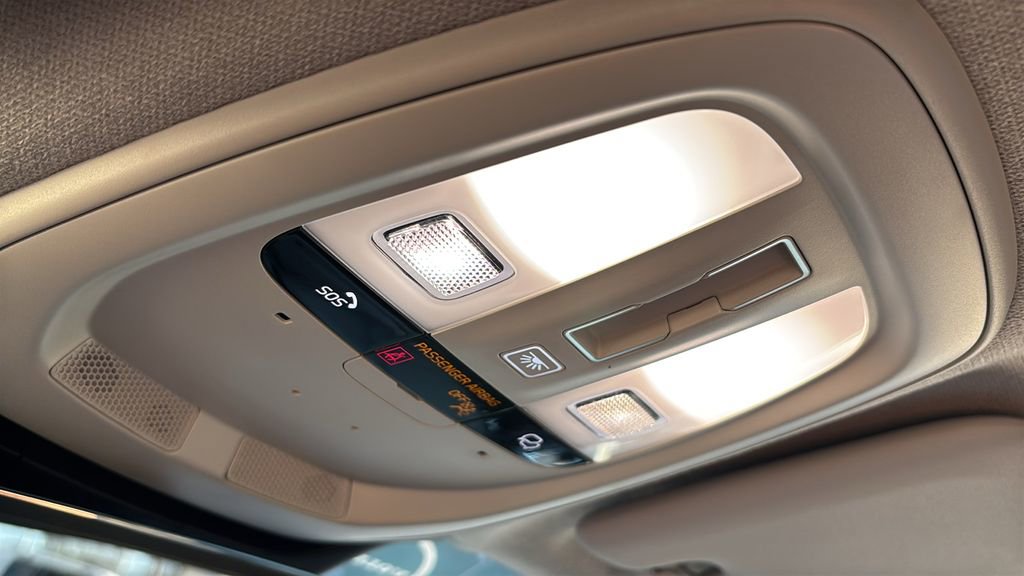 Certified 2024 Volvo XC40 B5 Ultimate w/ Climate Package image 23