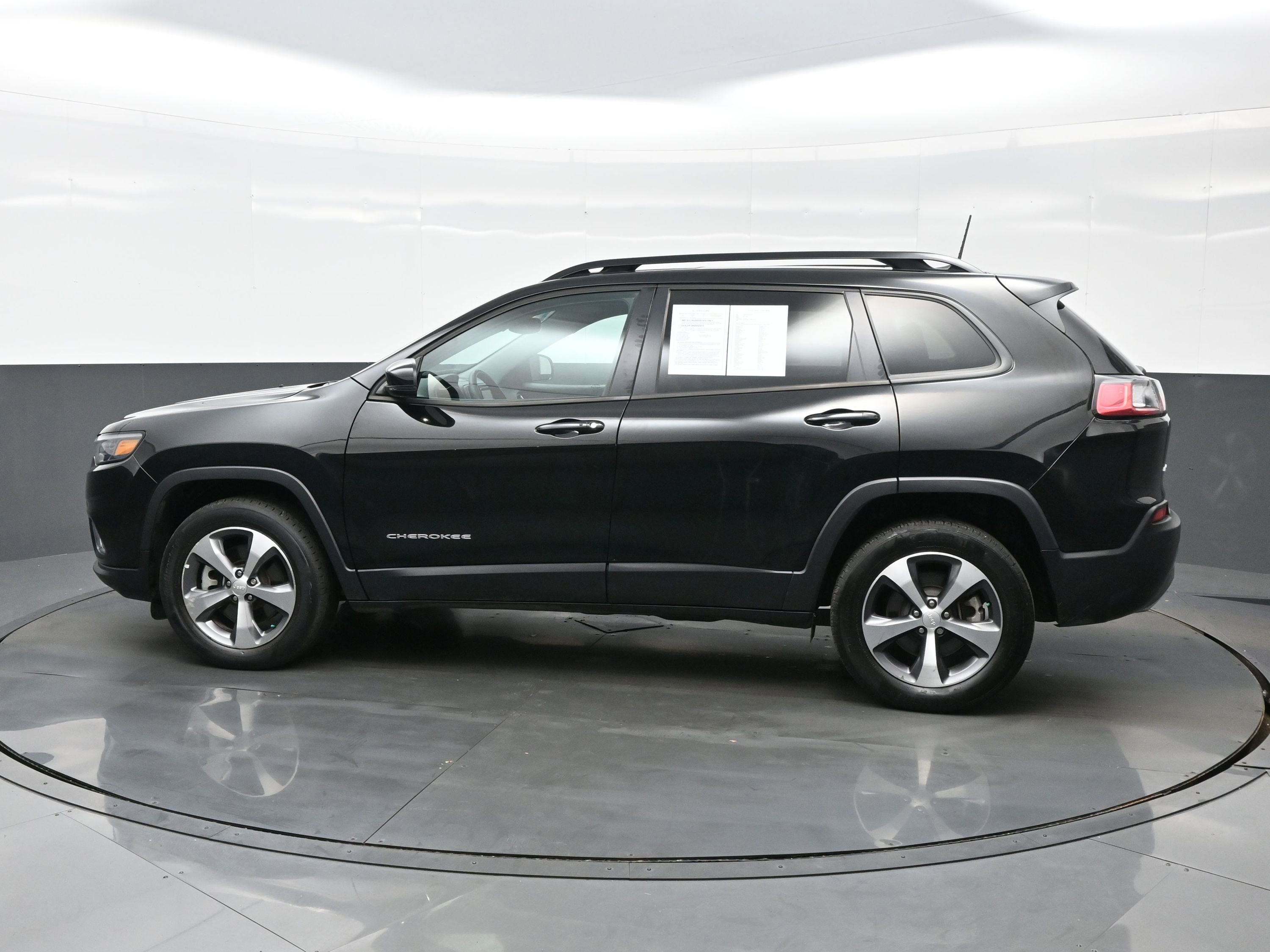 Used 2022 Jeep Cherokee Limited image 3