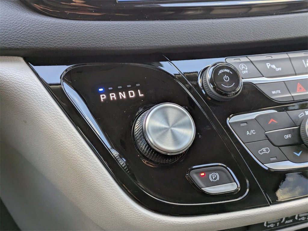 Used 2024 Chrysler Pacifica Touring-L image 26