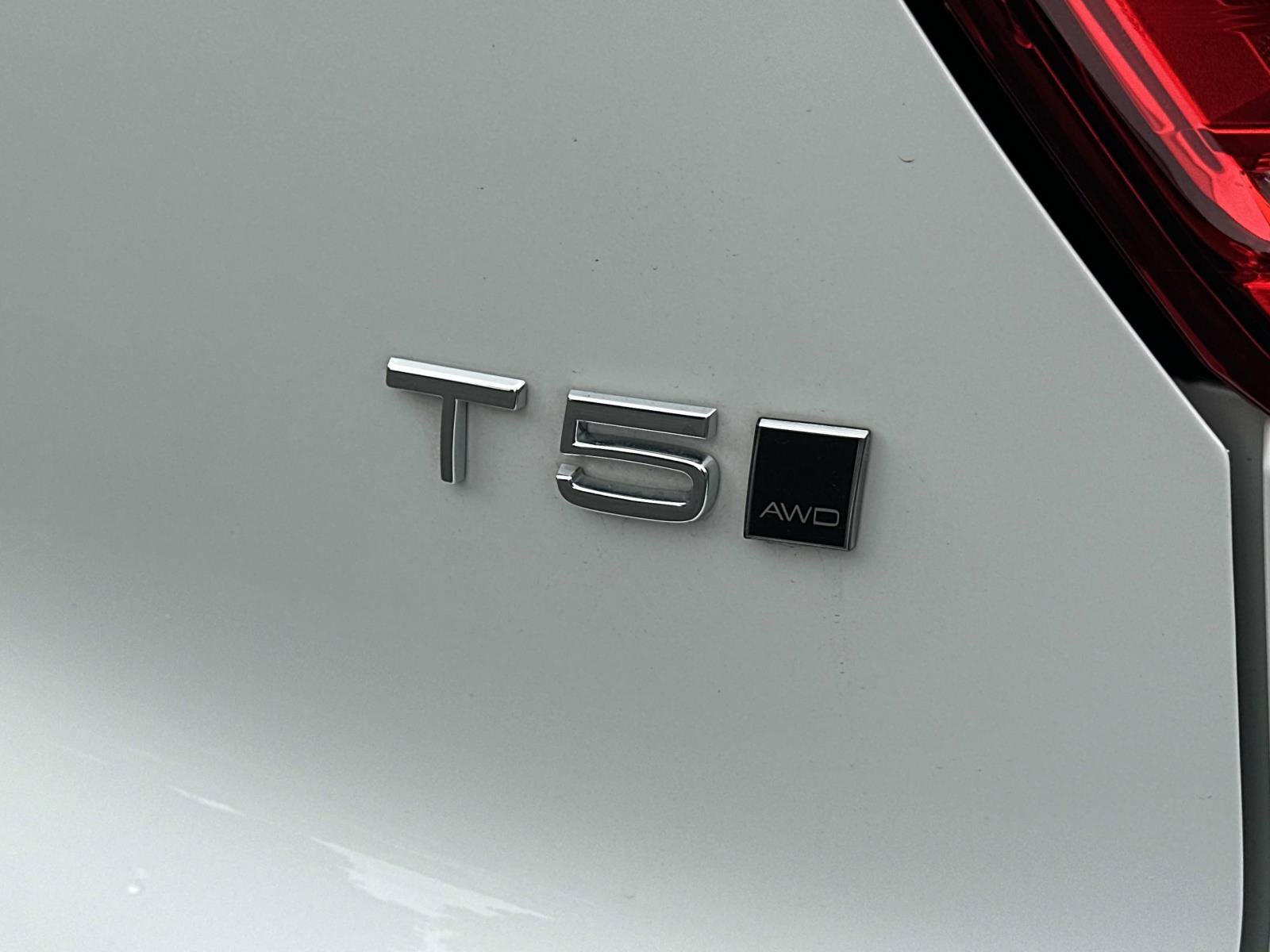 Certified 2021 Volvo XC40 T5 Momentum w/ Premium Package image 28