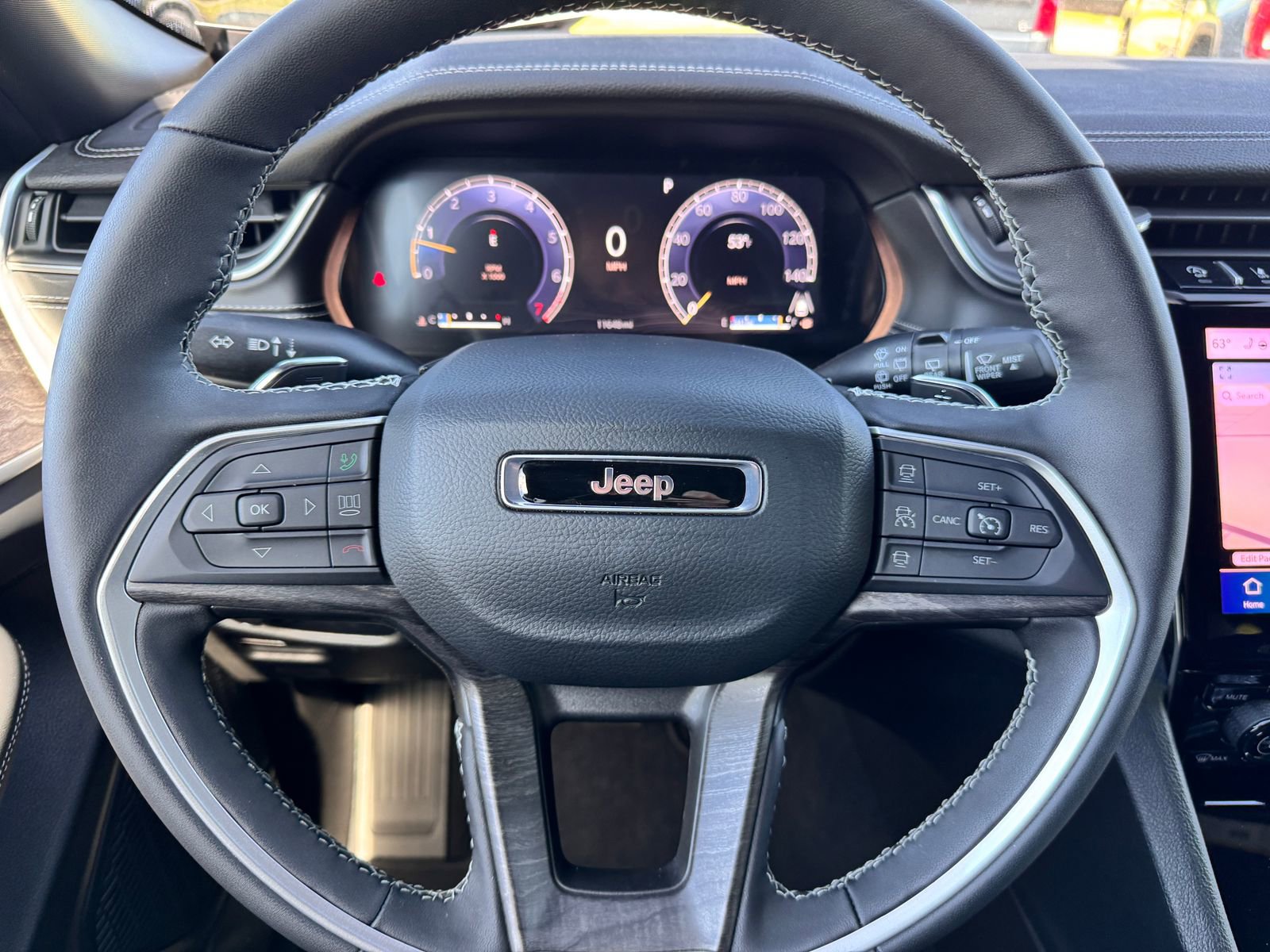 Used 2025 Jeep Grand Cherokee Limited AWD/4WD image 16