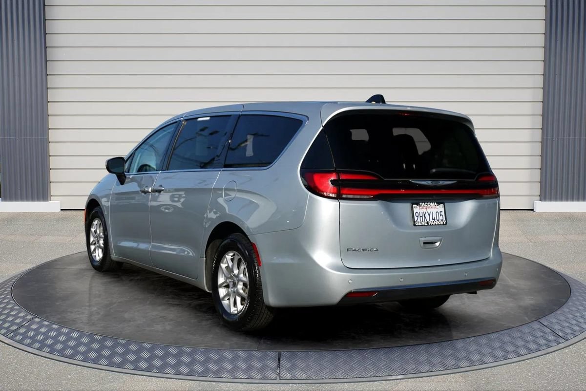 Used 2023 Chrysler Pacifica Touring-L FWD image 5