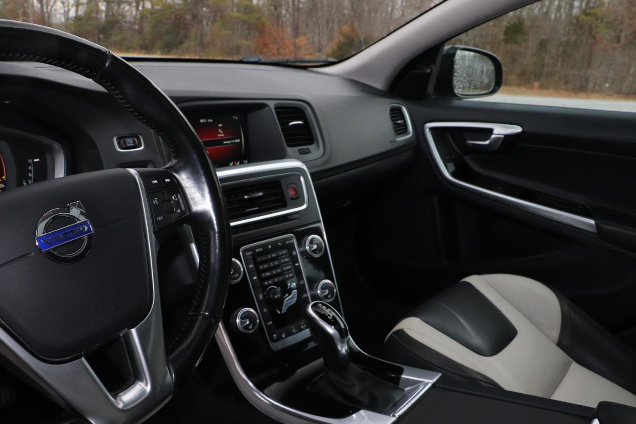 Used 2017 Volvo V60 T5 Cross Country w/ Climate Package image 9
