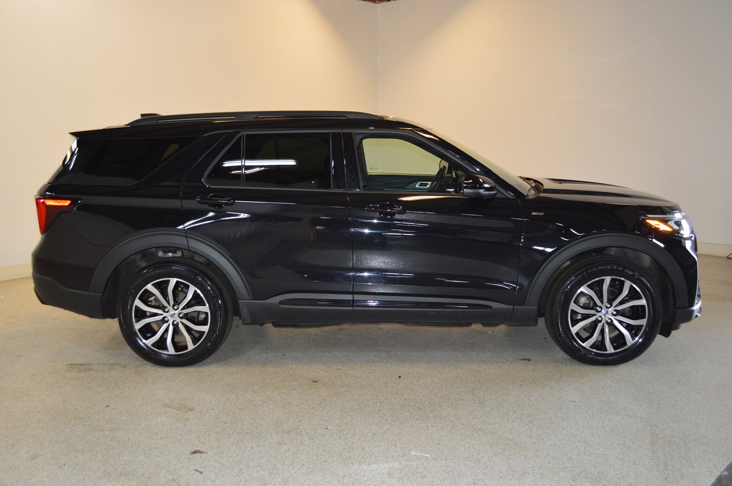 Used 2025 Ford Explorer ST-Line AWD/4WD image 2