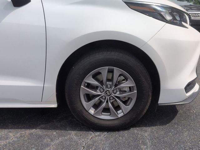 Used 2024 Toyota Sienna LE FWD image 9