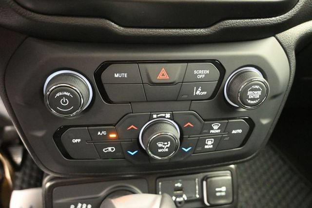 Used 2023 Jeep Renegade Latitude w/ Premium Group AWD/4WD image 34