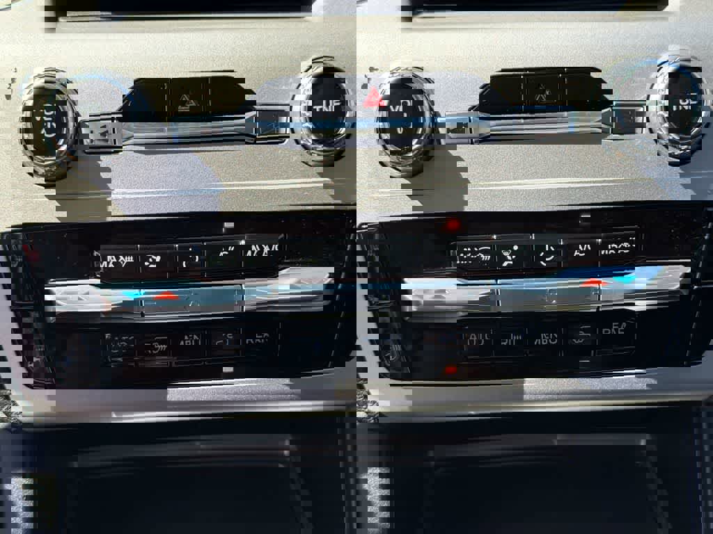 Certified 2022 Ford Explorer XLT w/ Equipment Group 202A image 31