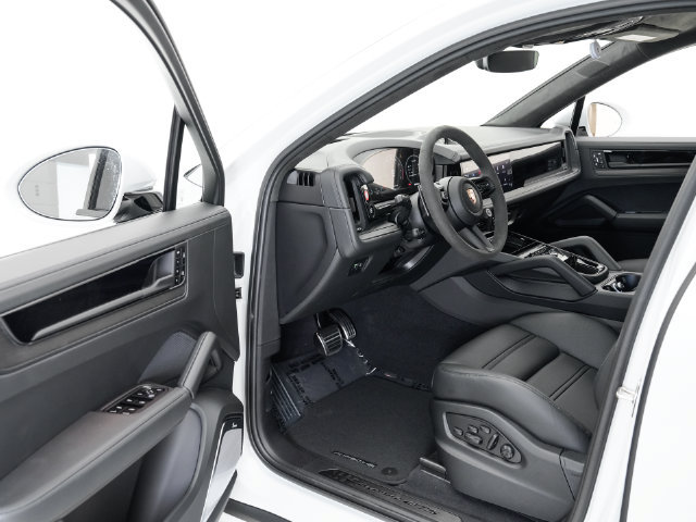 Certified 2025 Porsche Cayenne GTS AWD/4WD image 5