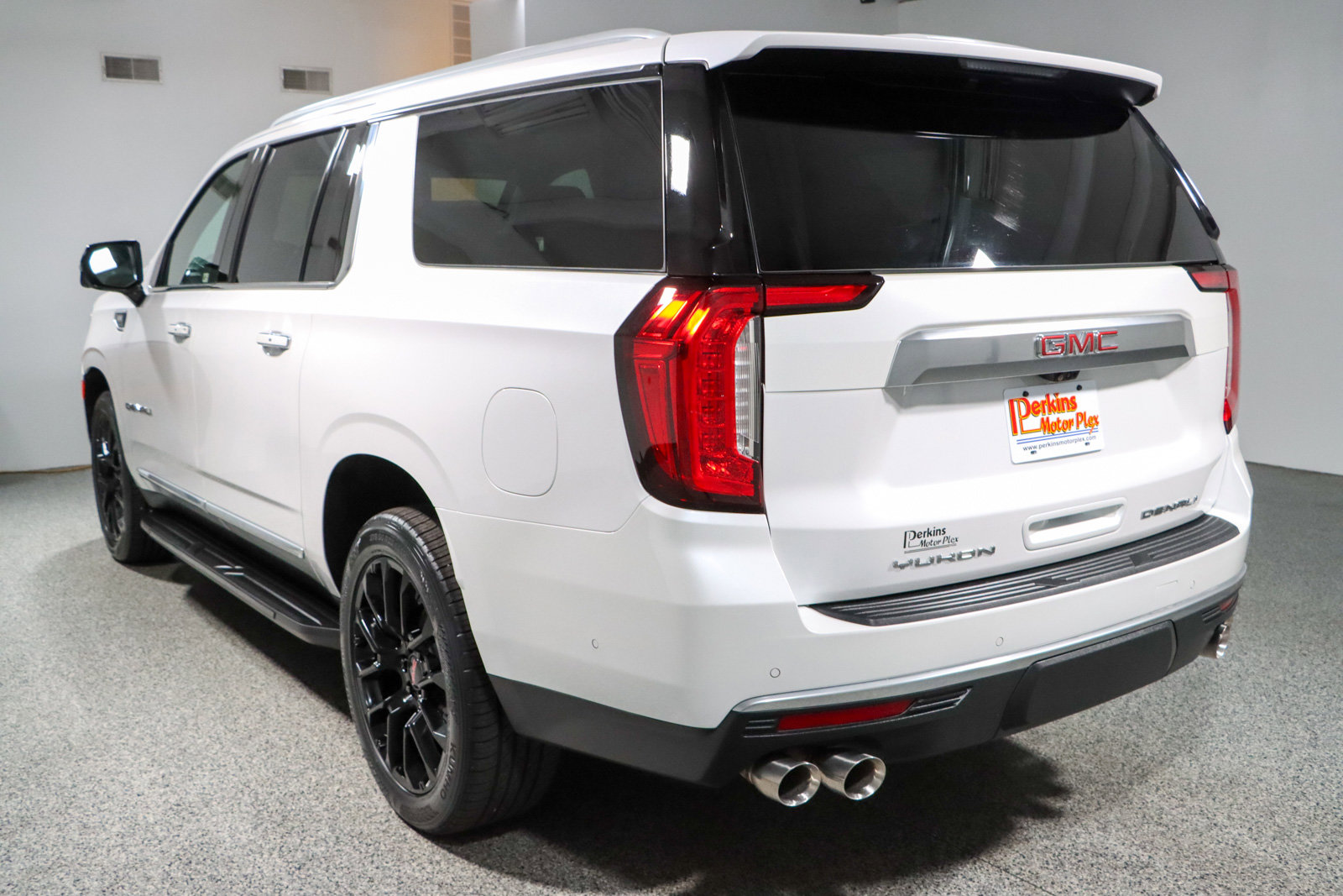Used 2023 GMC Yukon XL Denali w/ Advanced Technology Package AWD/4WD image 9