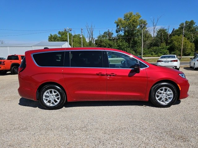 New 2026 Chrysler Pacifica Select image 7