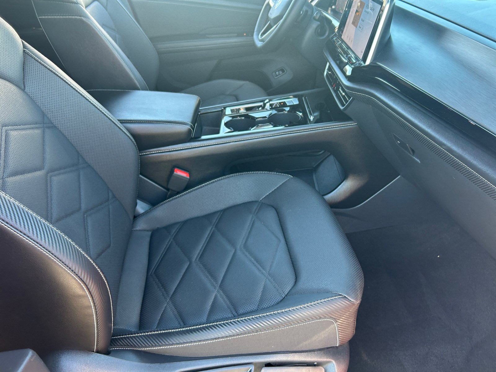 Certified 2024 Volkswagen Atlas Cross Sport SE w/ Panoramic Sunroof Package FWD image 18