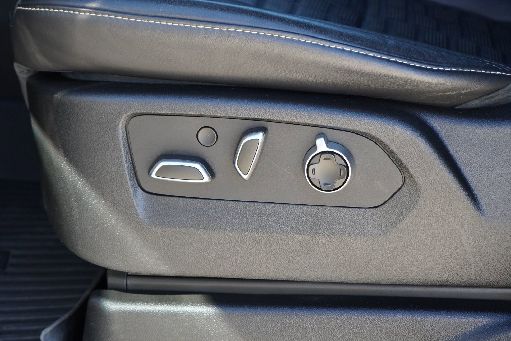 Used 2023 Cadillac Escalade Premium Luxury Platinum image 25