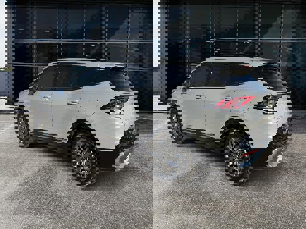 Used 2025 Kia Sportage SX image 5