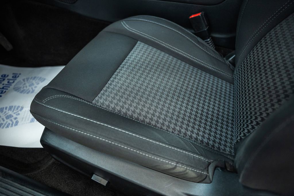 Used 2015 Dodge Challenger SXT RWD image 28