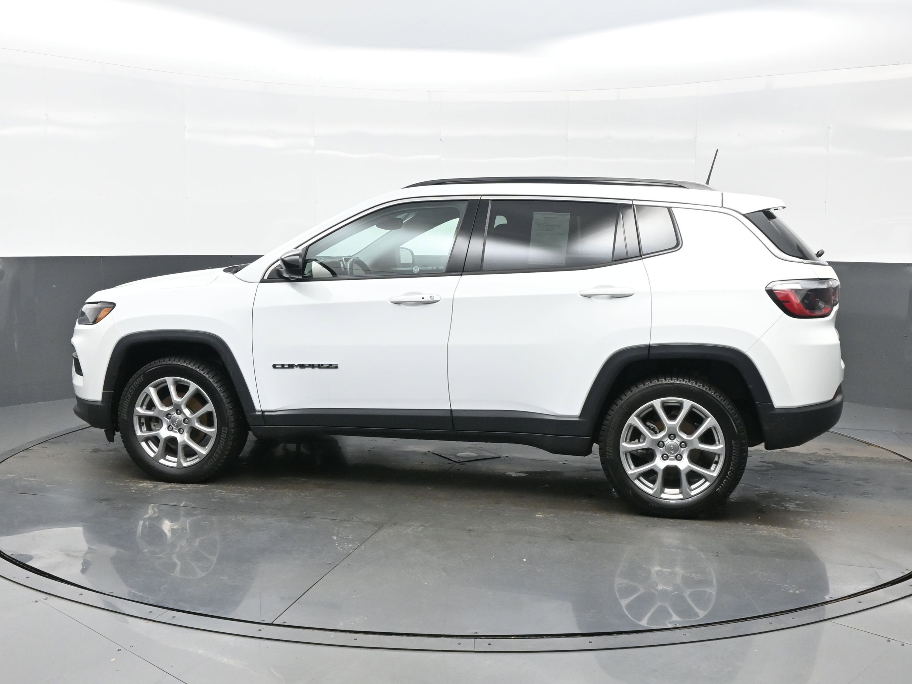 Used 2022 Jeep Compass Latitude image 3