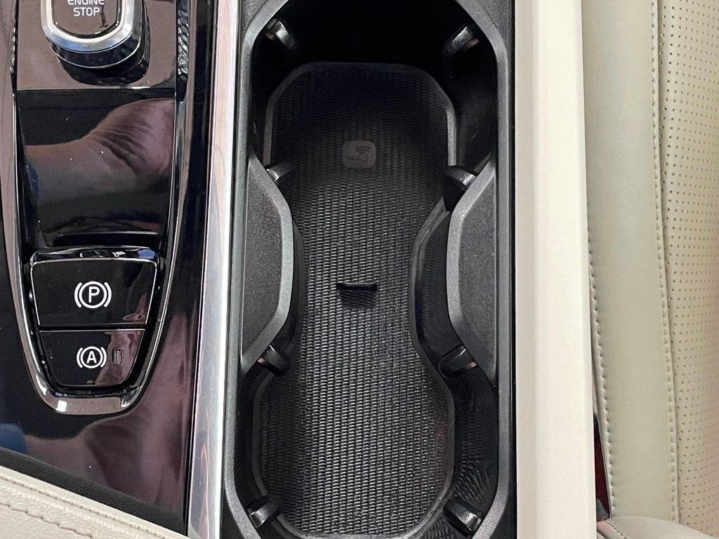 Used 2022 Volvo XC60 T8 Inscription image 36