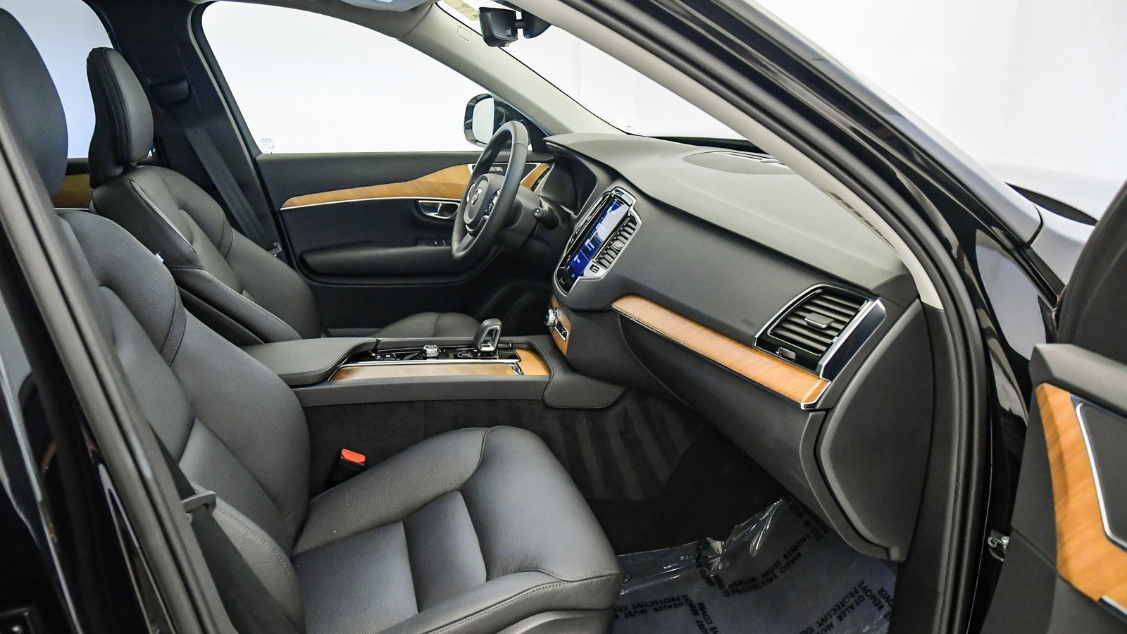 Certified 2025 Volvo XC90 B6 Plus image 17