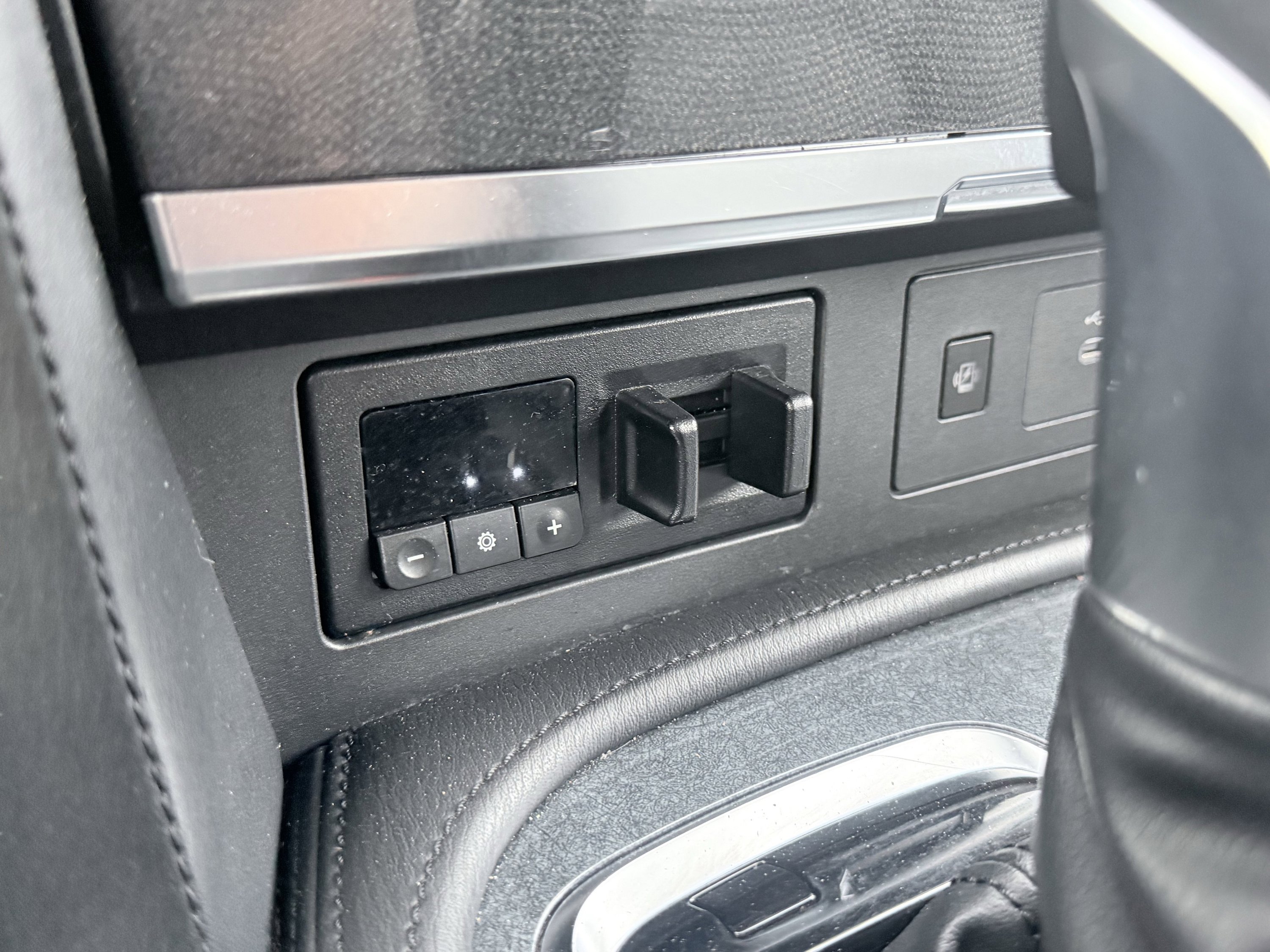 Used 2021 Nissan Armada SV w/ SV Appearance Package image 65