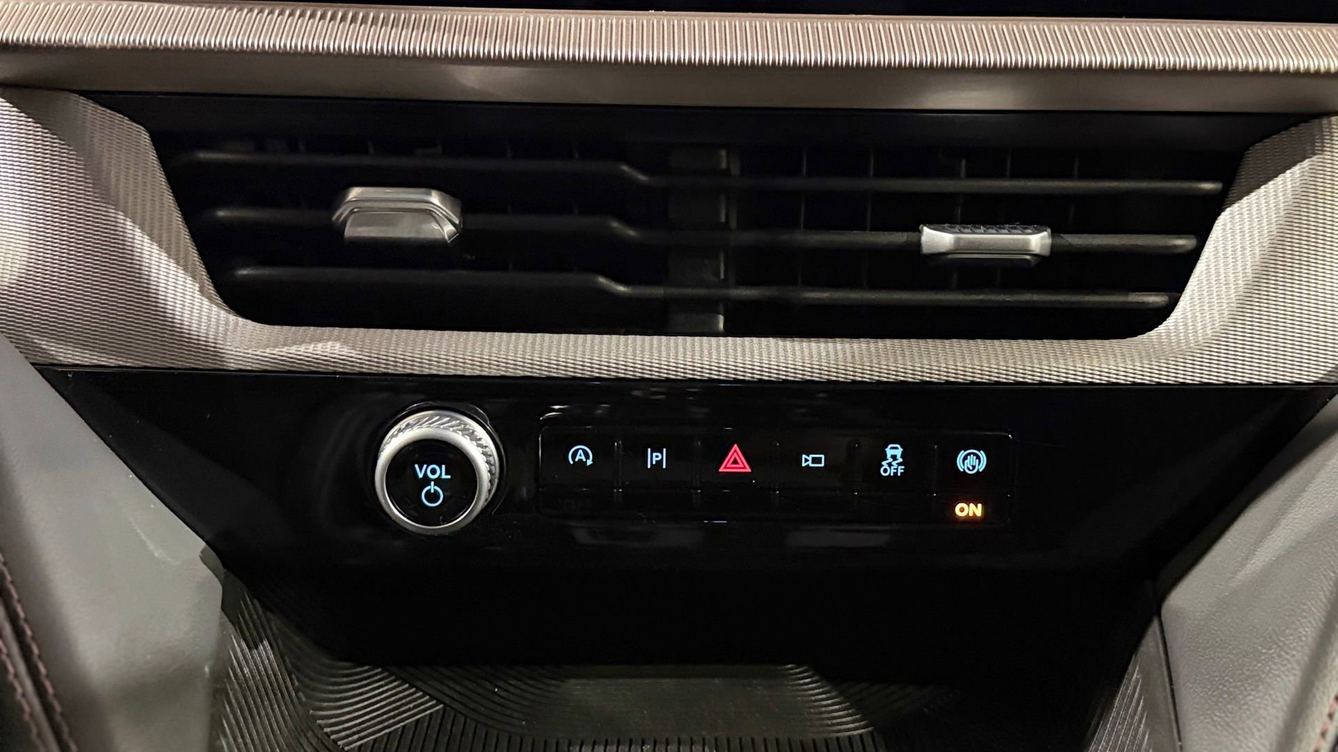 Used 2025 Ford Explorer Active w/ Active Comfort Package image 88