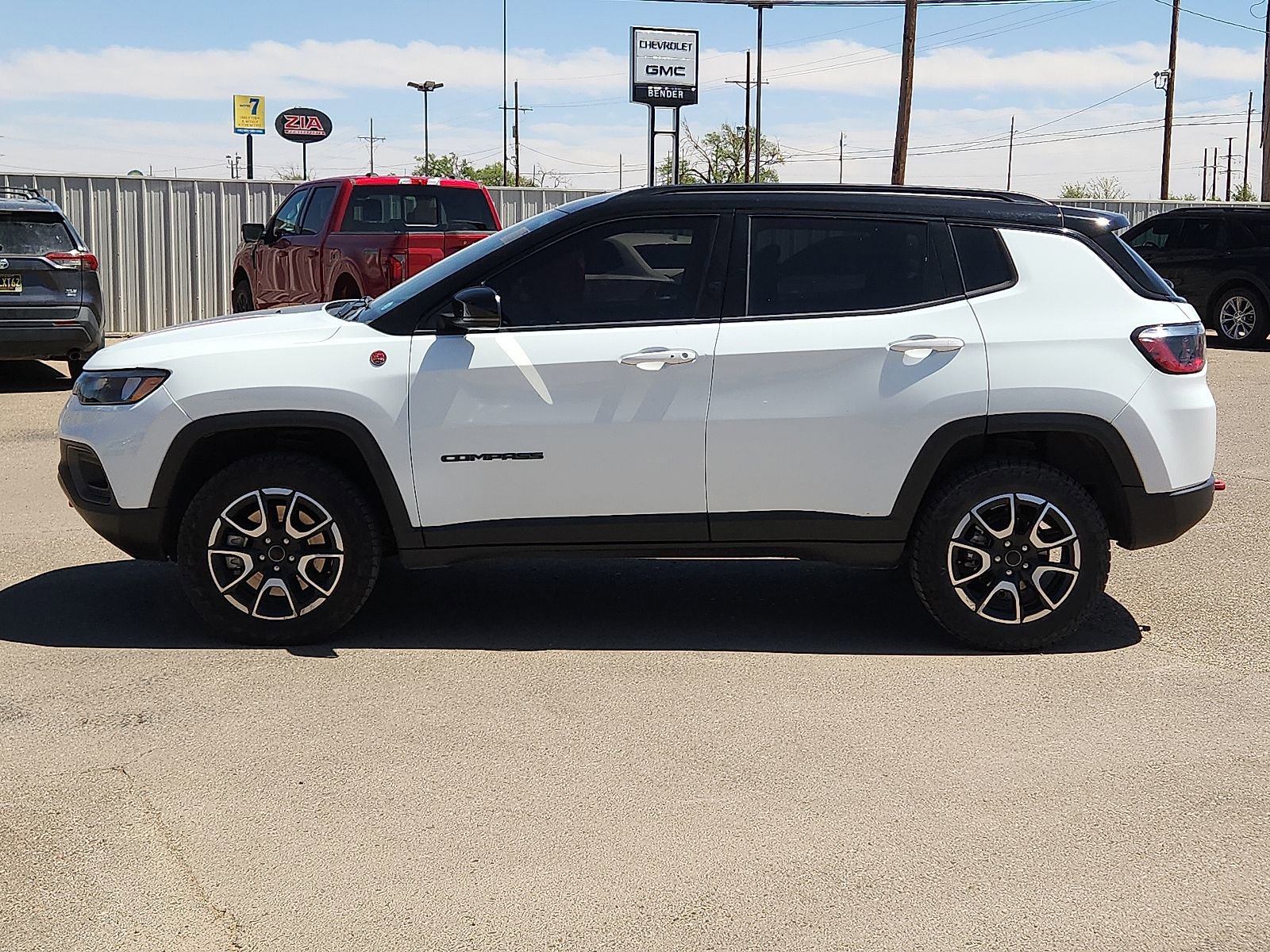 Used 2025 Jeep Compass Trailhawk AWD/4WD image 2