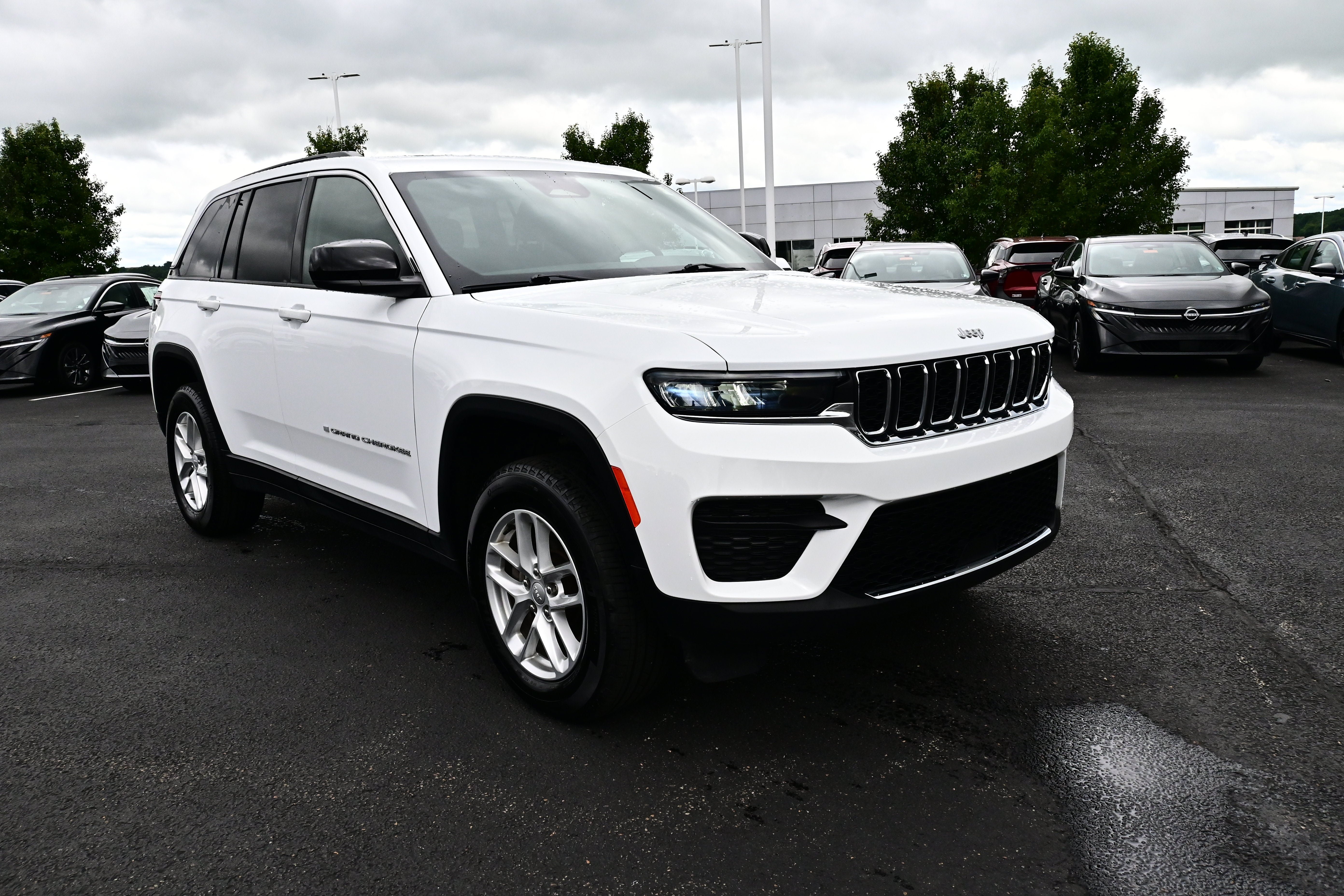 Used 2024 Jeep Grand Cherokee Laredo X AWD/4WD image 2