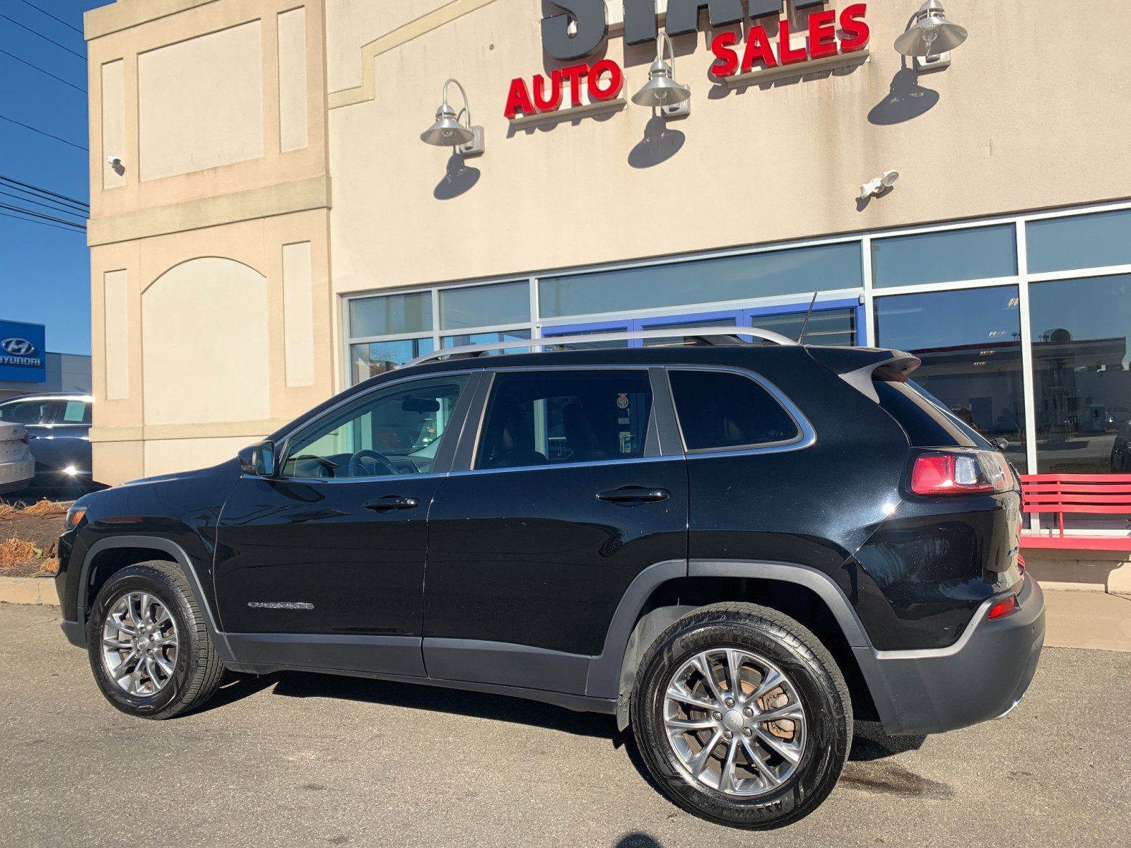 Used 2019 Jeep Cherokee Latitude Plus w/ Cold Weather Group image 5
