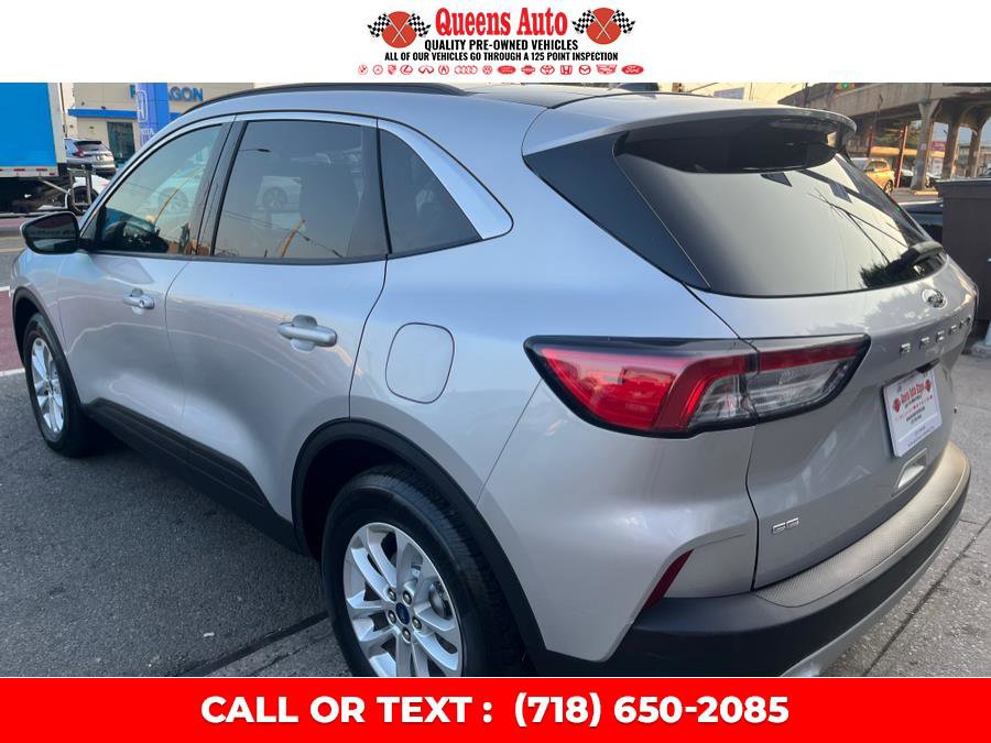 Used 2020 Ford Escape SE image 4