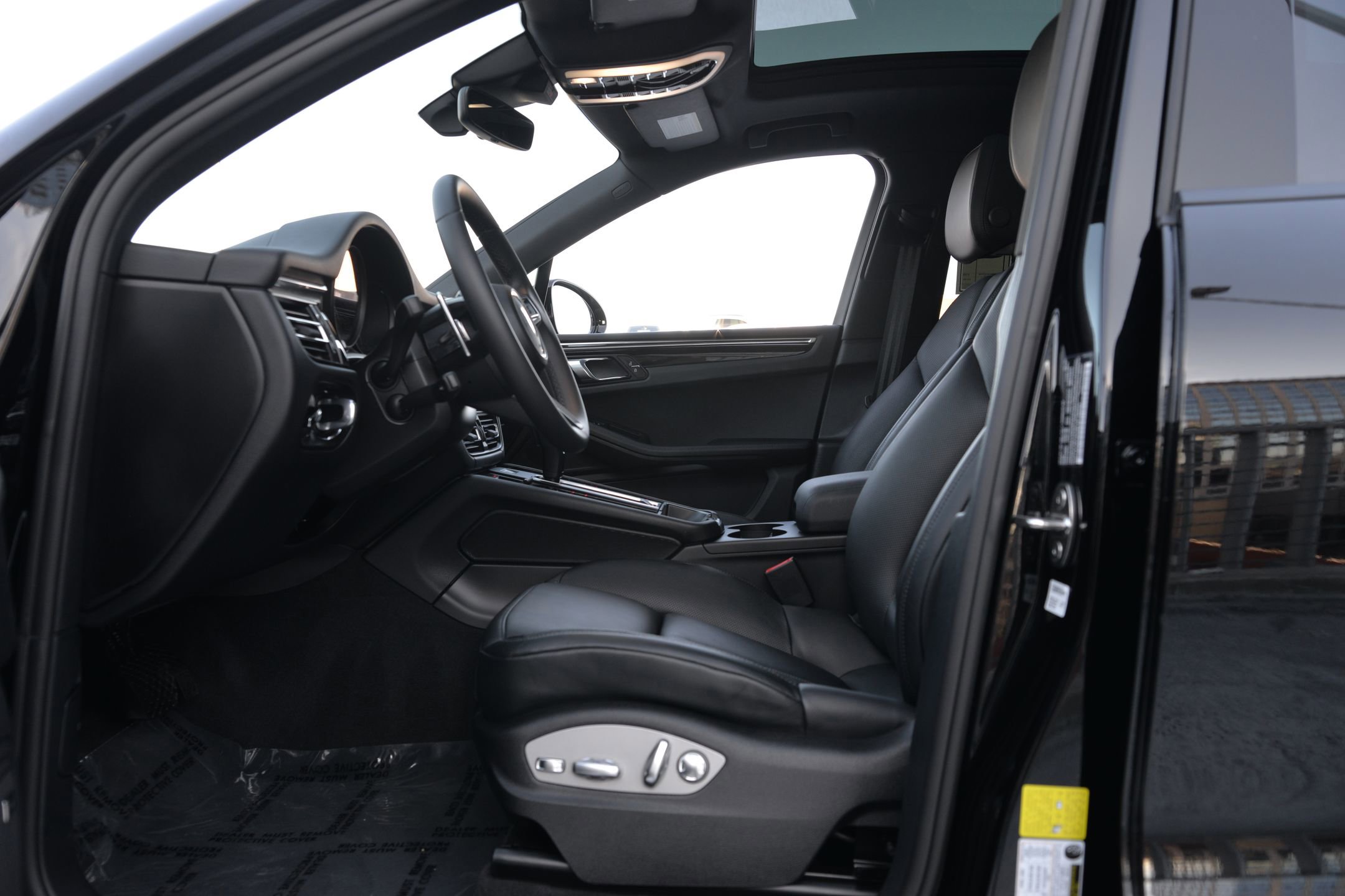 Certified 2025 Porsche Macan image 5