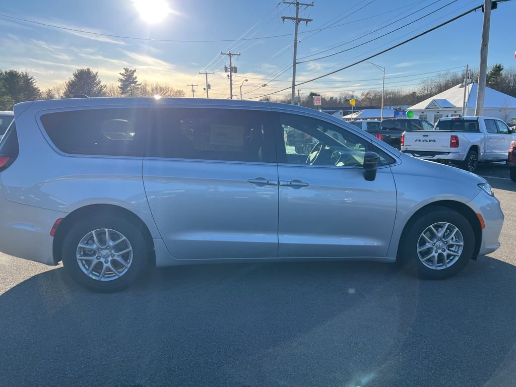 New 2026 Chrysler Pacifica Select FWD image 8