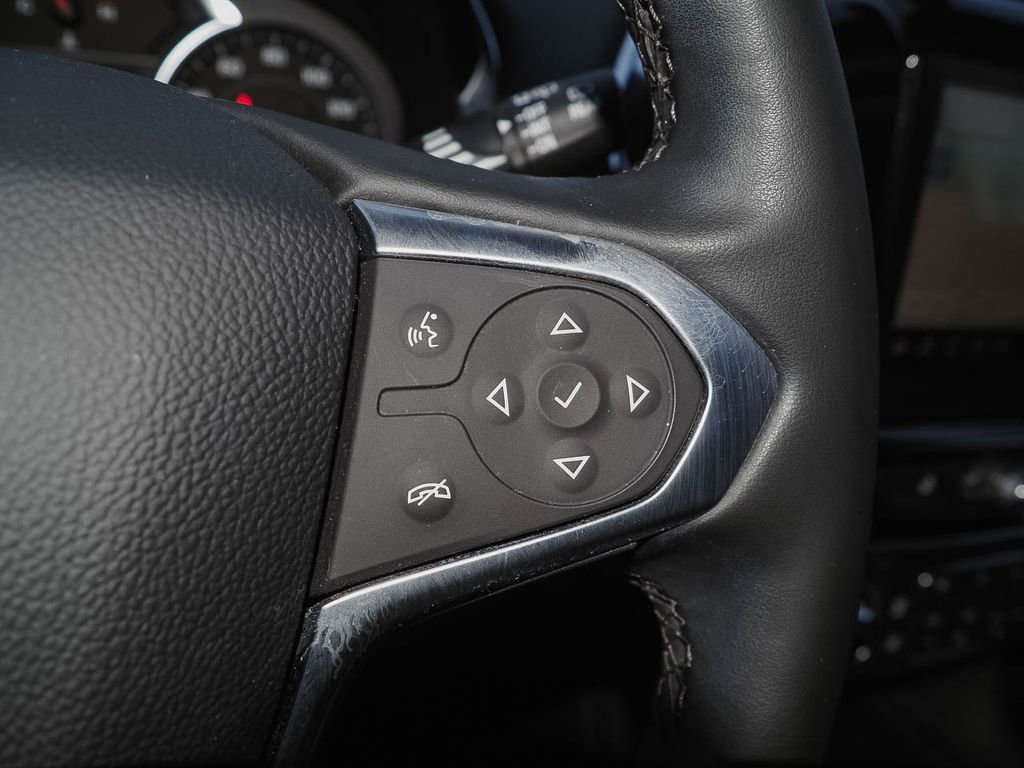 Used 2023 Chevrolet Traverse RS image 33