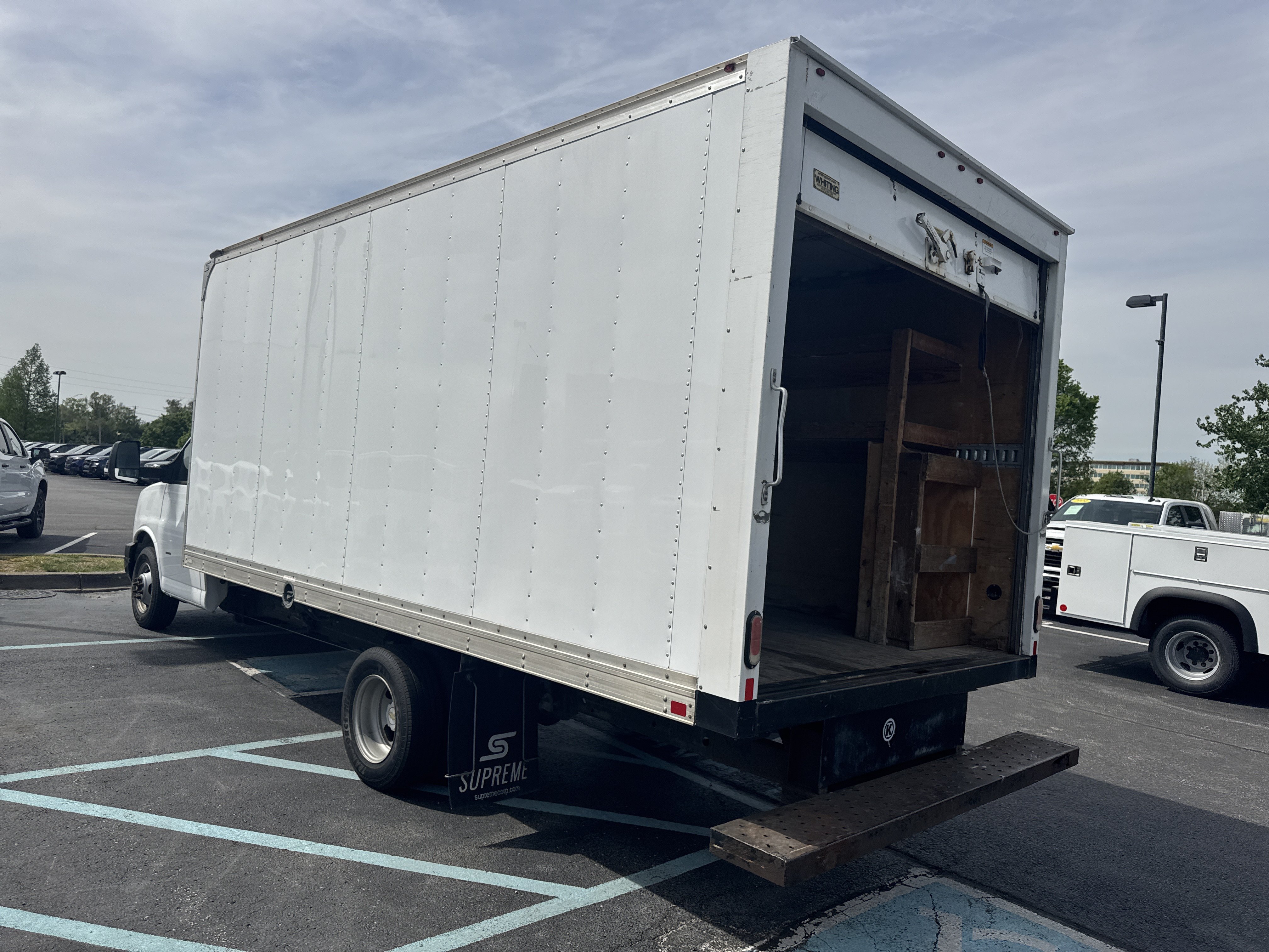 Used 2018 Chevrolet Express 3500 Extended w/ Driver Convenience Package RWD image 7