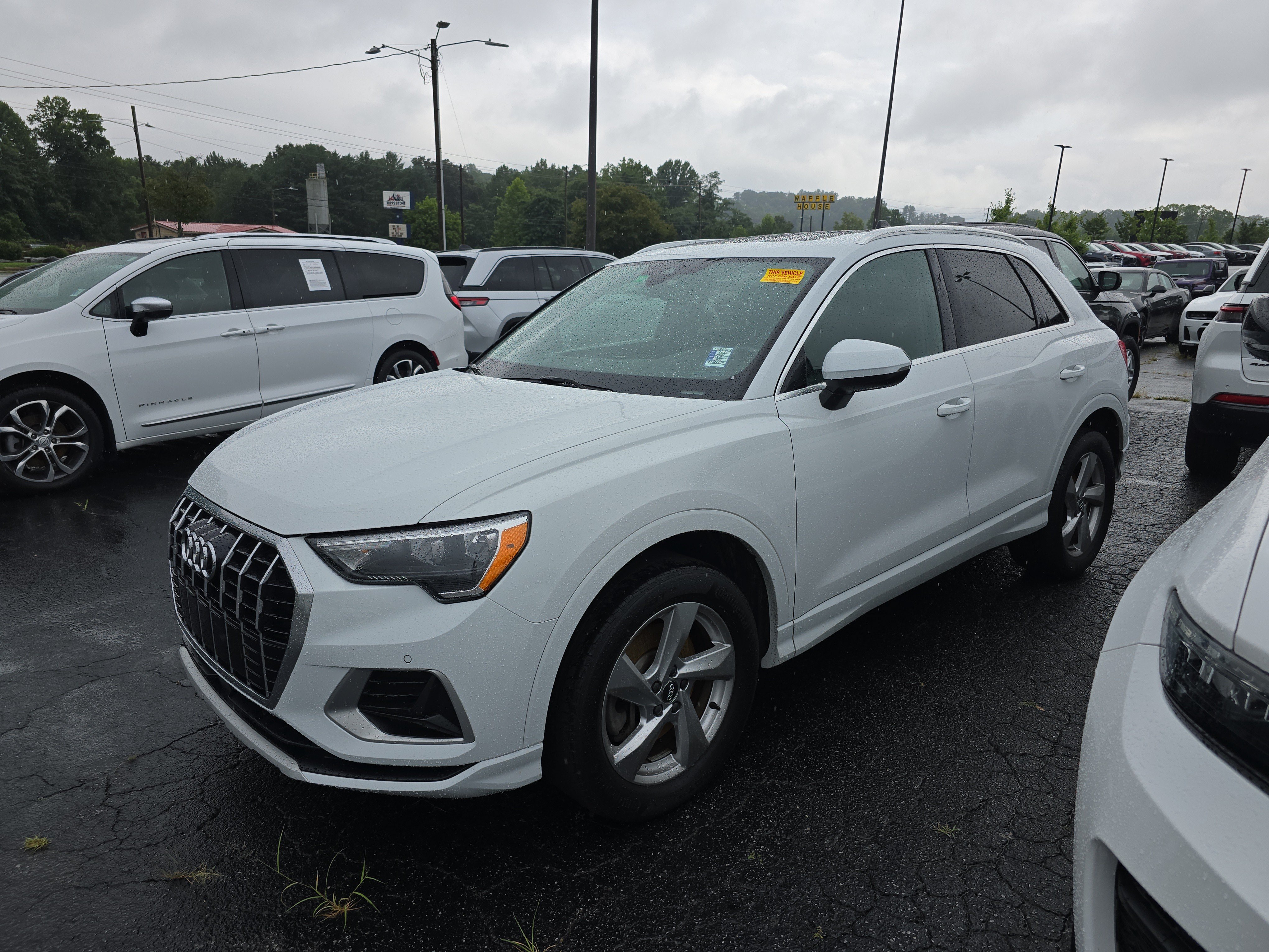 Used 2020 Audi Q3 2.0T Premium w/ Convenience Package AWD/4WD image 4
