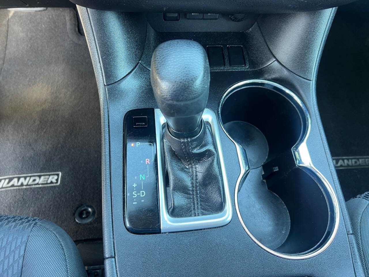 Used 2019 Toyota Highlander LE w/ Carpet Mat Package (TMS) FWD image 14