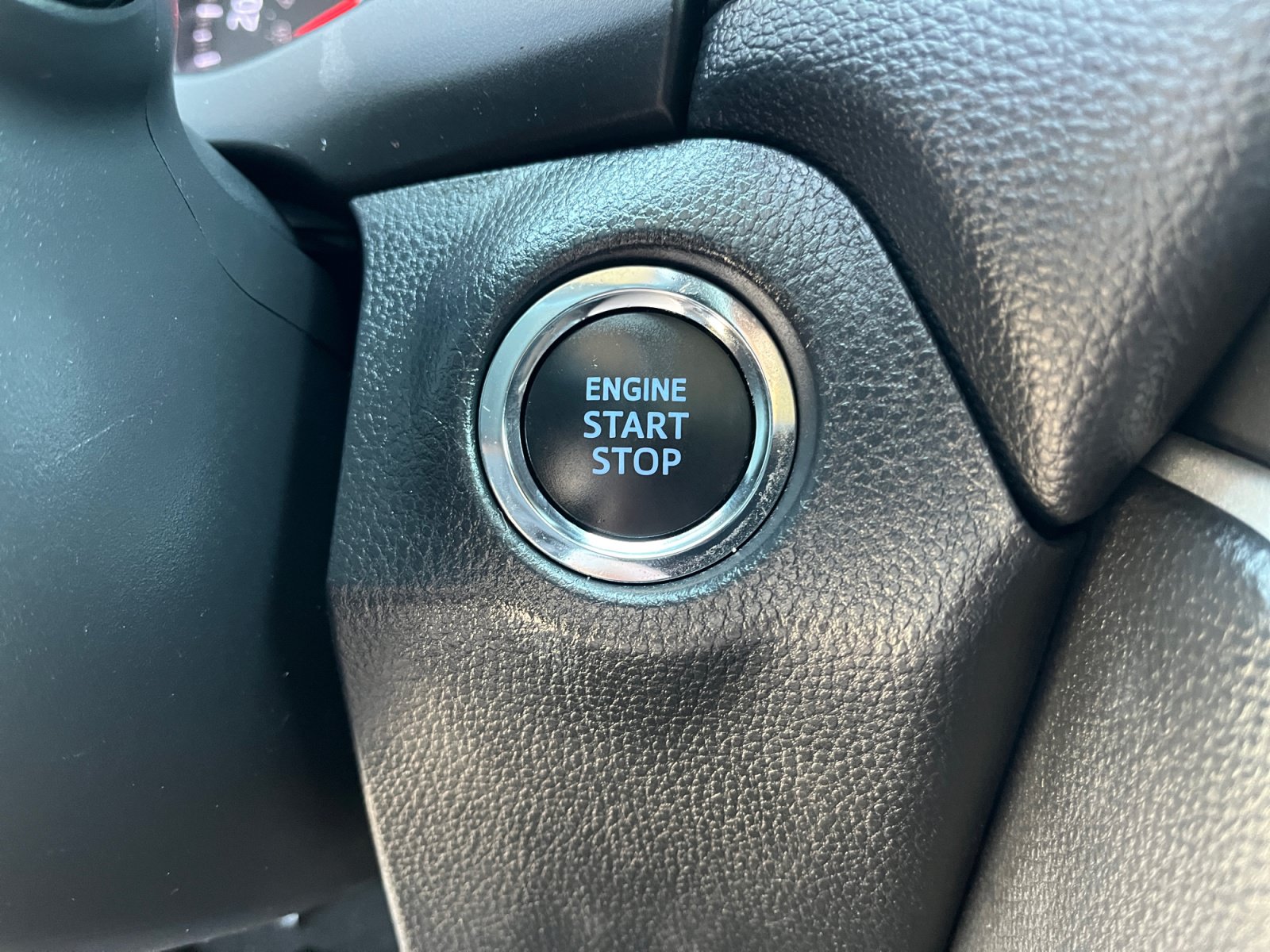Used 2022 Toyota RAV4 XLE AWD/4WD image 30