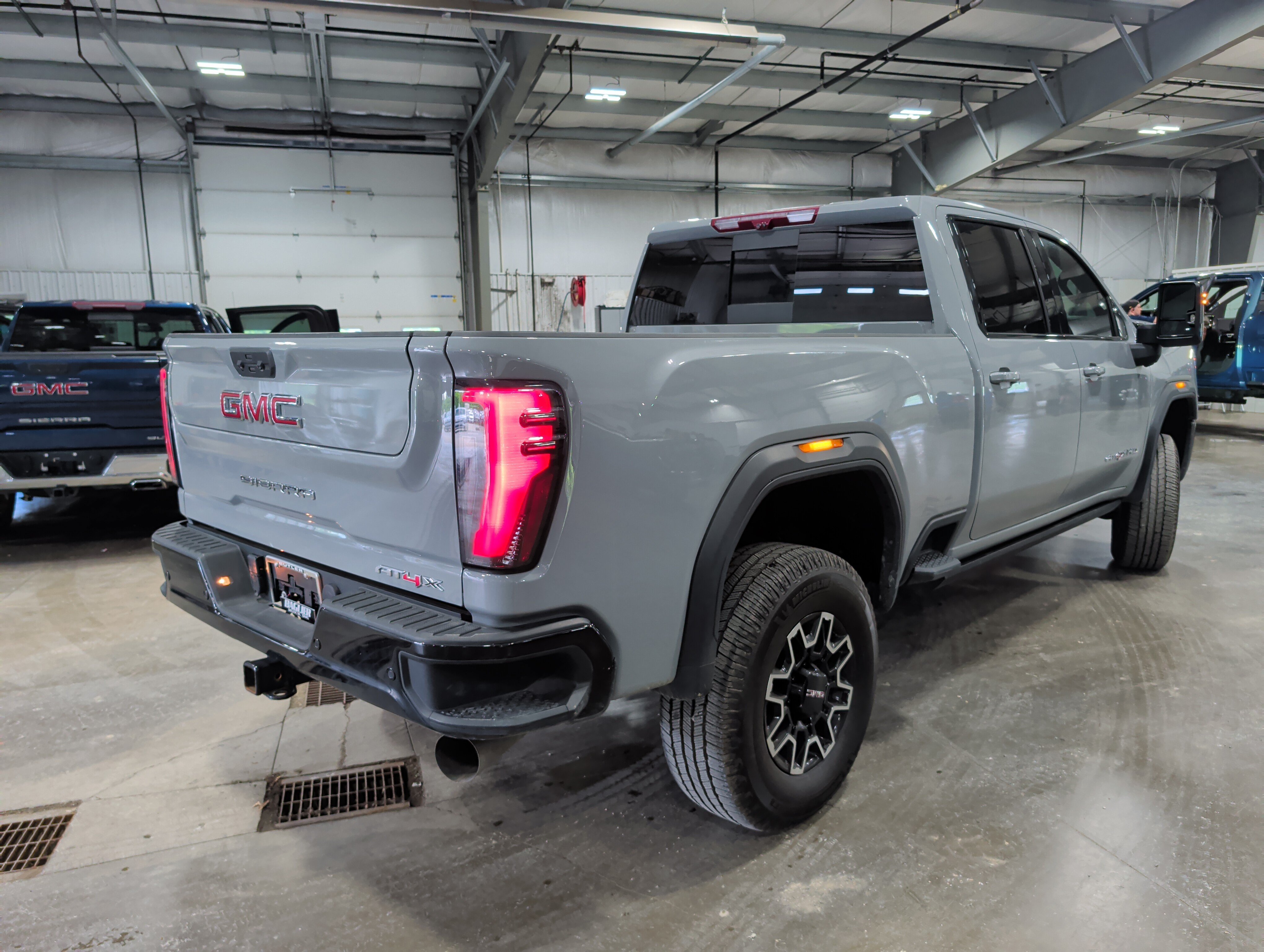Used 2024 GMC Sierra 2500 AT4X AWD/4WD image 4