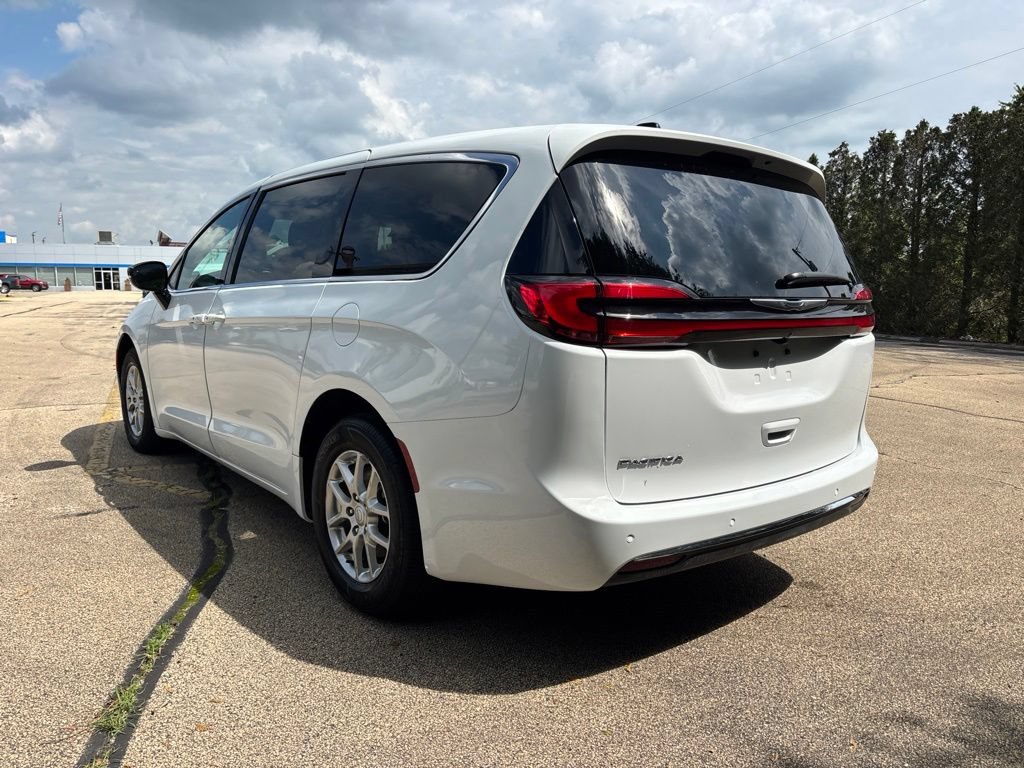 Used 2026 Chrysler Pacifica Select FWD image 5