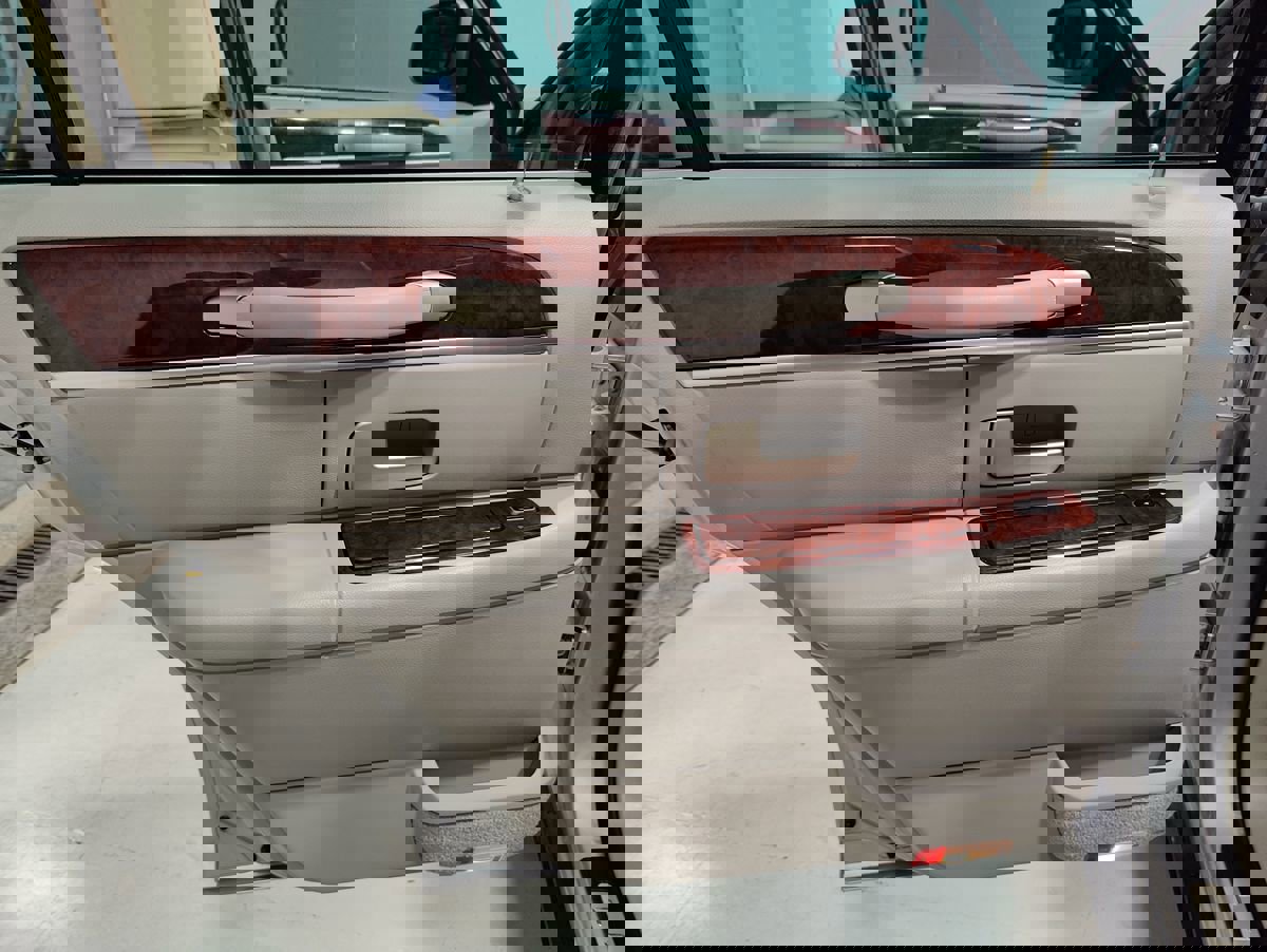 Used 2004 Lincoln Town Car Ultimate image 35