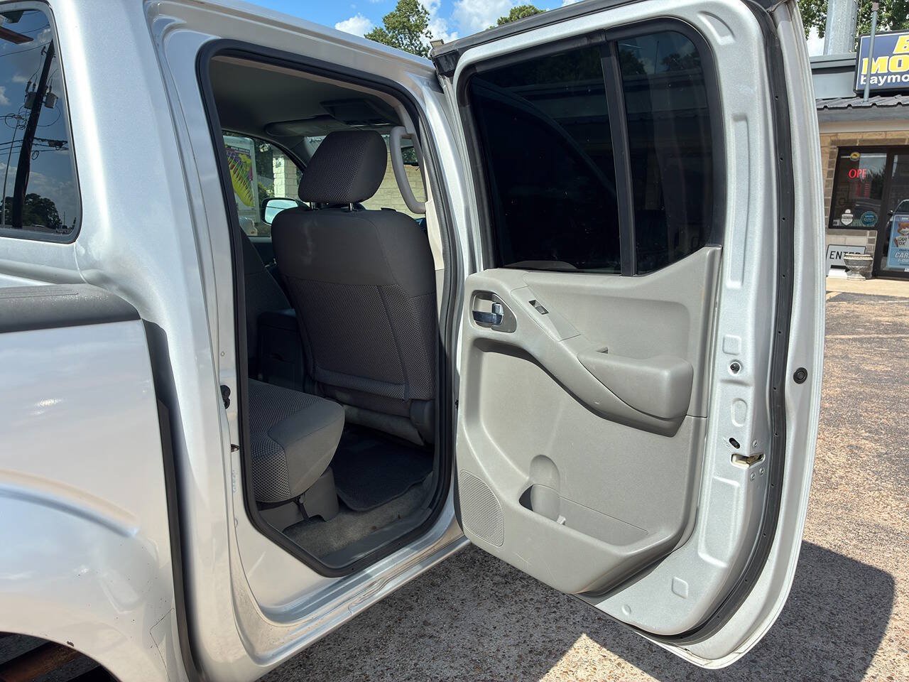 Used 2015 Nissan Frontier SV w/ SV Value Truck Package RWD image 38